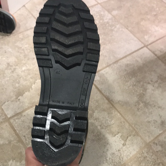 Burberry  Rain boots!! Barely worn - Picture 5 of 11